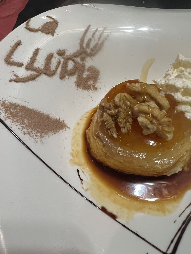 postre tipico montaña catalan mel y mato en lleida